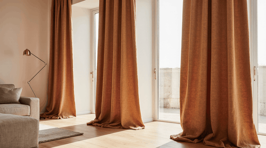 Rideaux occultants installés devant une fenêtre avec lumière naturelle en arrière-plan.
