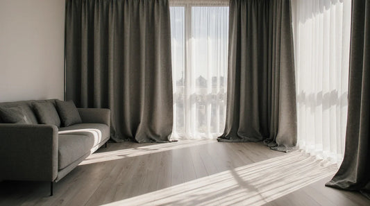 Rideaux occultants dans un salon moderne avec lumière naturelle diffusée par une grande fenêtre.