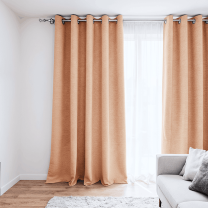 Intérieur d'appartement avec un rideau orange Rideaux Français