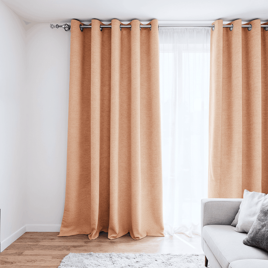 Intérieur d'appartement avec un rideau orange Rideaux Français