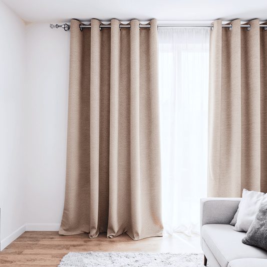 Rideau beige taupe installé dans un intérieur