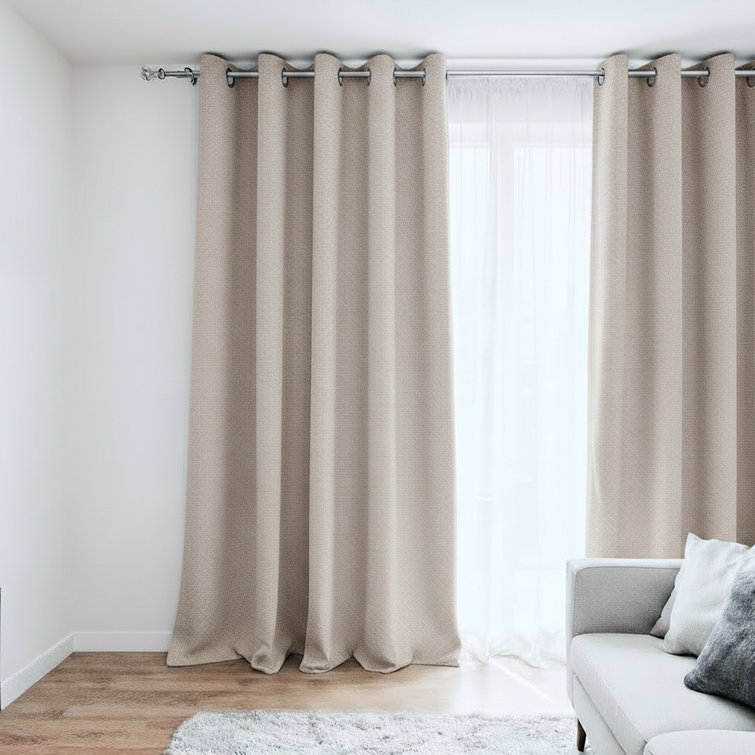 Rideau beige installé dans un intérieur
