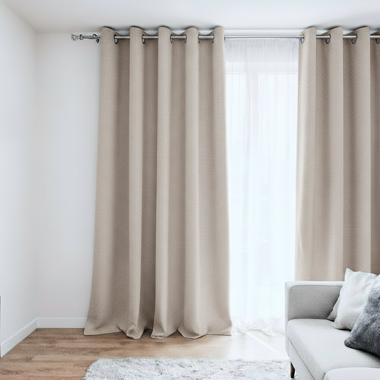 Rideau beige installé dans un intérieur