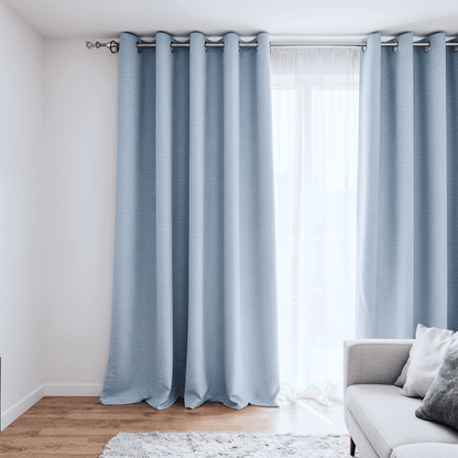Rideau bleu clair installé dans un intérieur