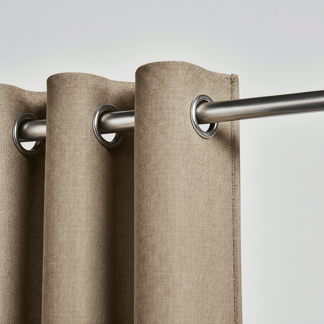 Gros plan sur un rideau beige taupe