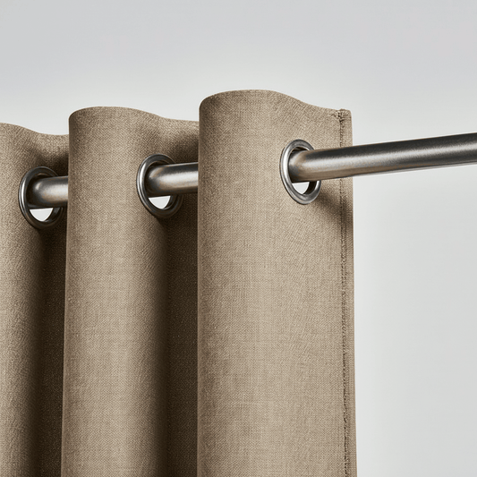 Gros plan sur un rideau beige taupe