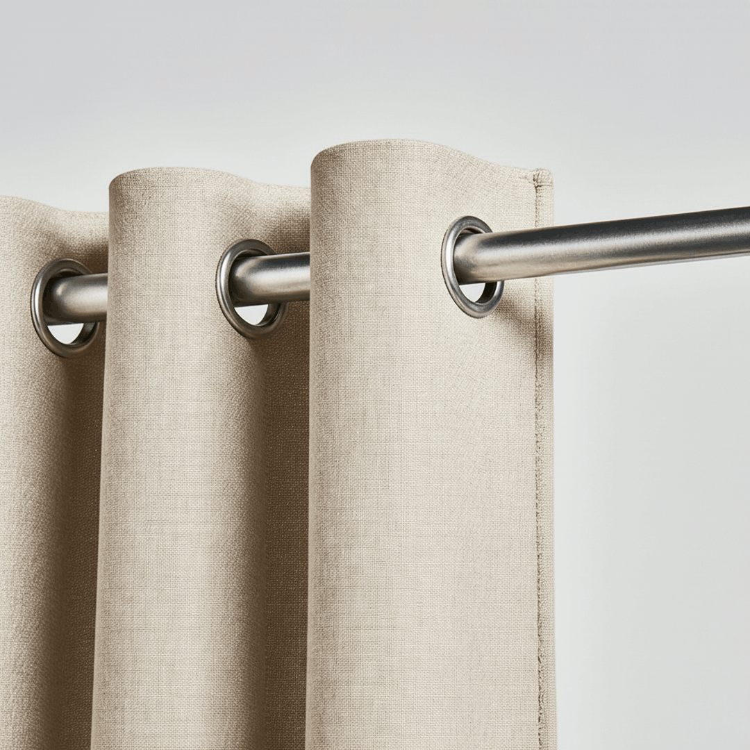 Gros plan sur un rideau beige