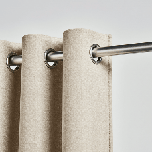 Gros plan sur un rideau beige