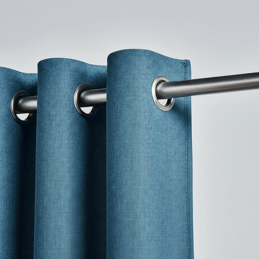 Gros plan sur un rideau bleu canard