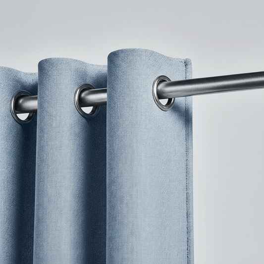 Gros plan sur un rideau bleu clair