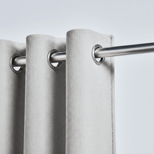 Gros plan sur un rideau gris clair