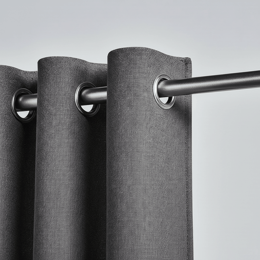 Gros plan sur un rideau gris foncé