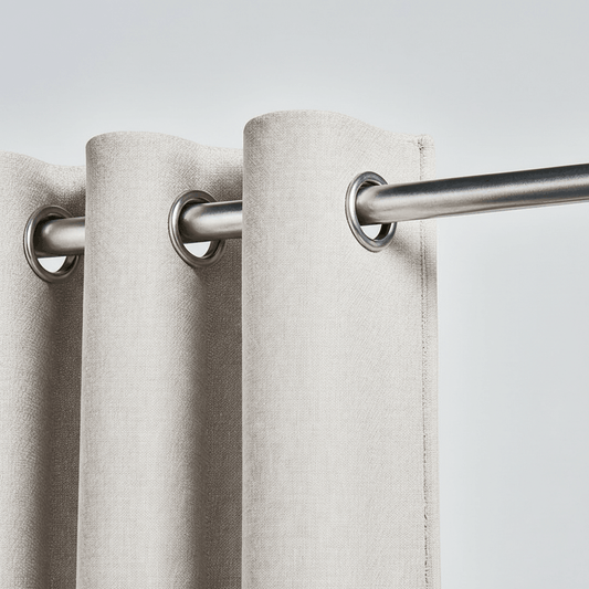 Gros plan sur un rideau gris perle