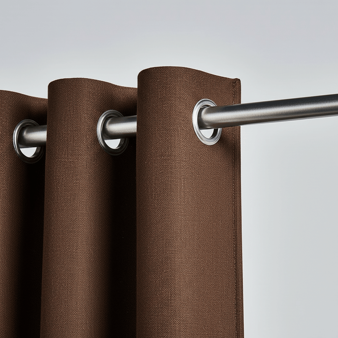 Gros plan sur un rideau marron