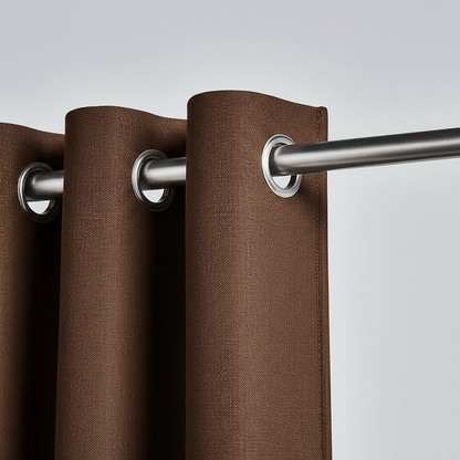 Gros plan sur un rideau marron