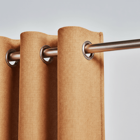 Gros plan sur un rideau orange