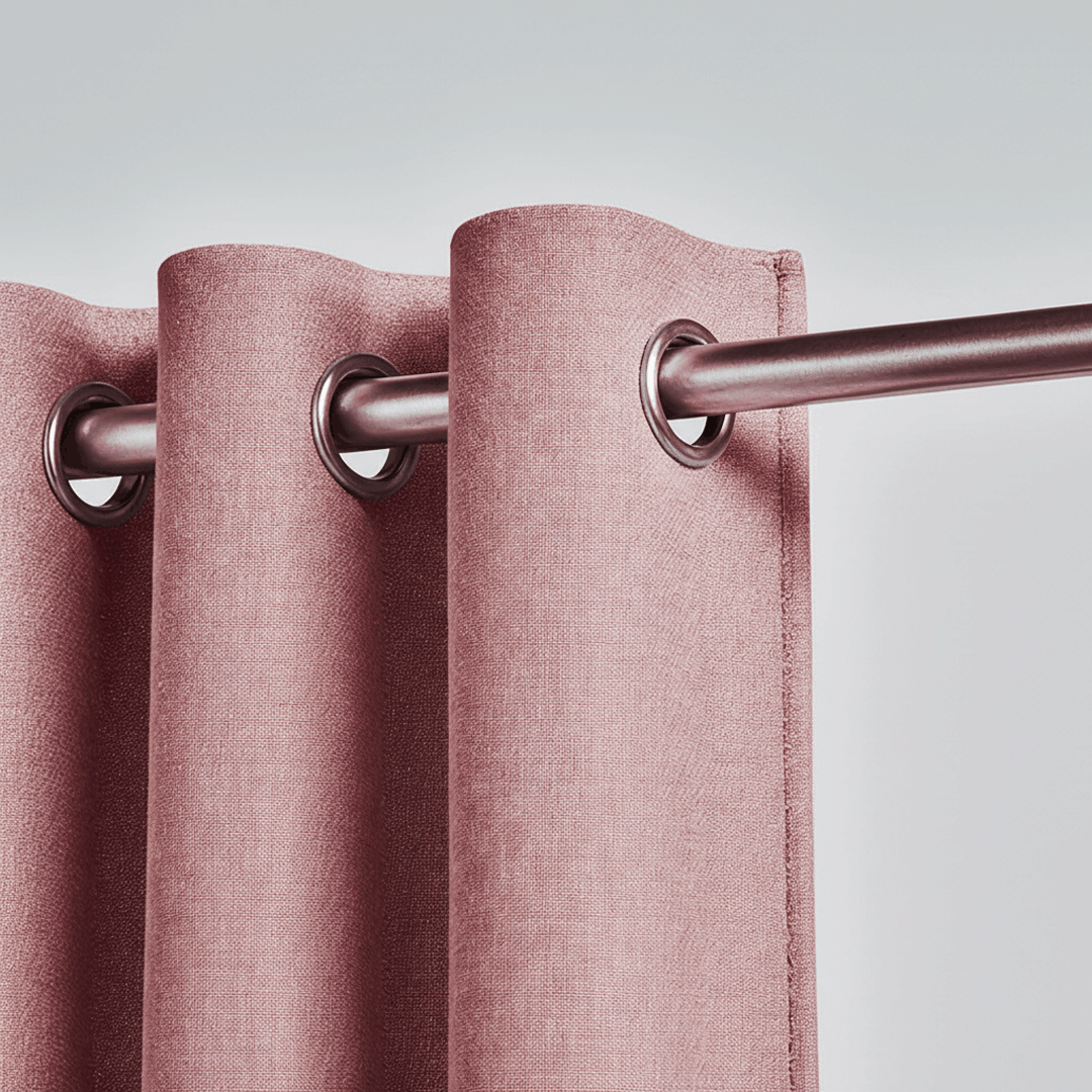 Gros plan sur un rideau rose