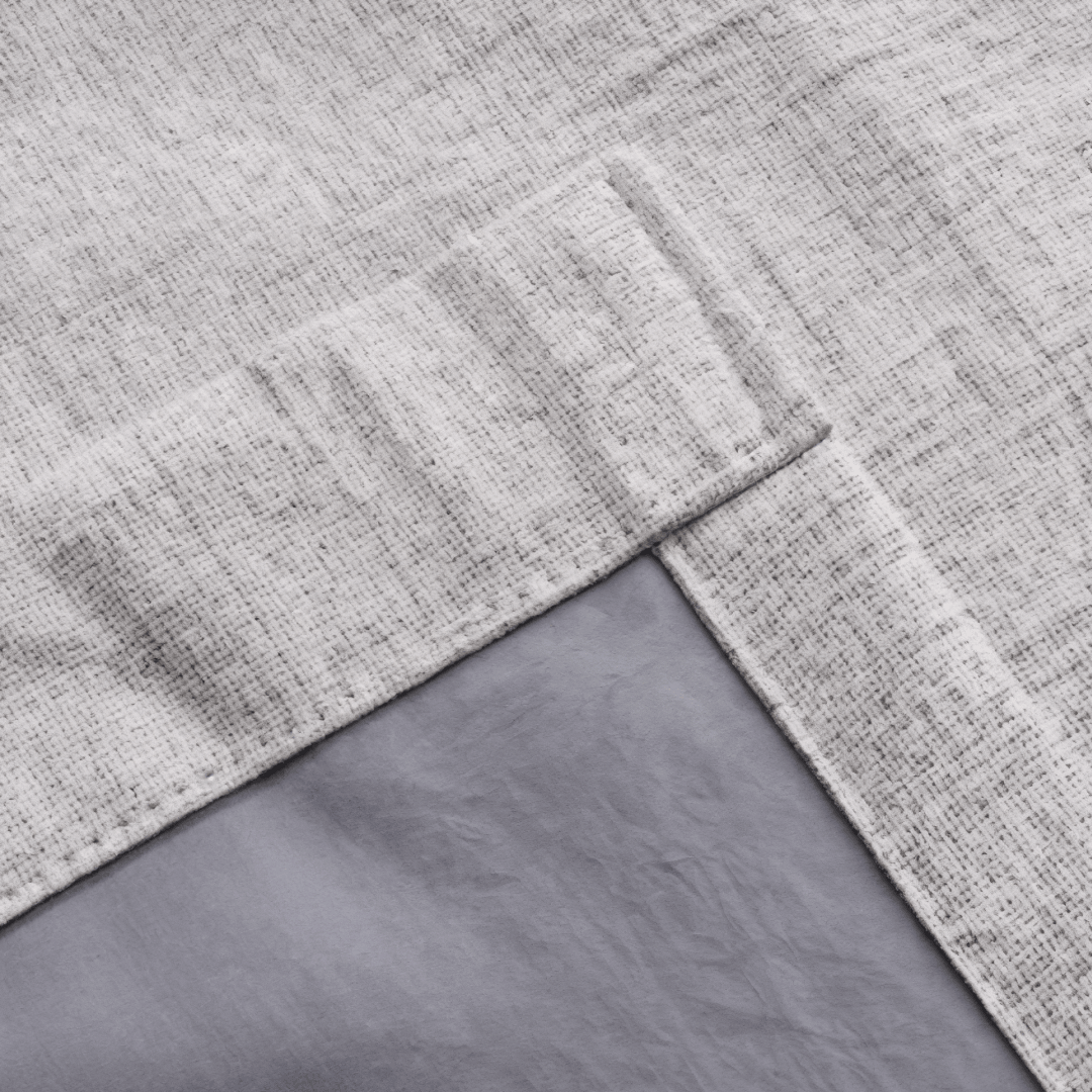 Gros plan sur un rideau gris dans un intérieur