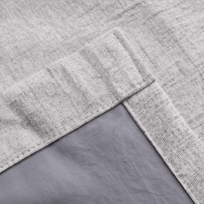 Gros plan sur un rideau gris dans un intérieur