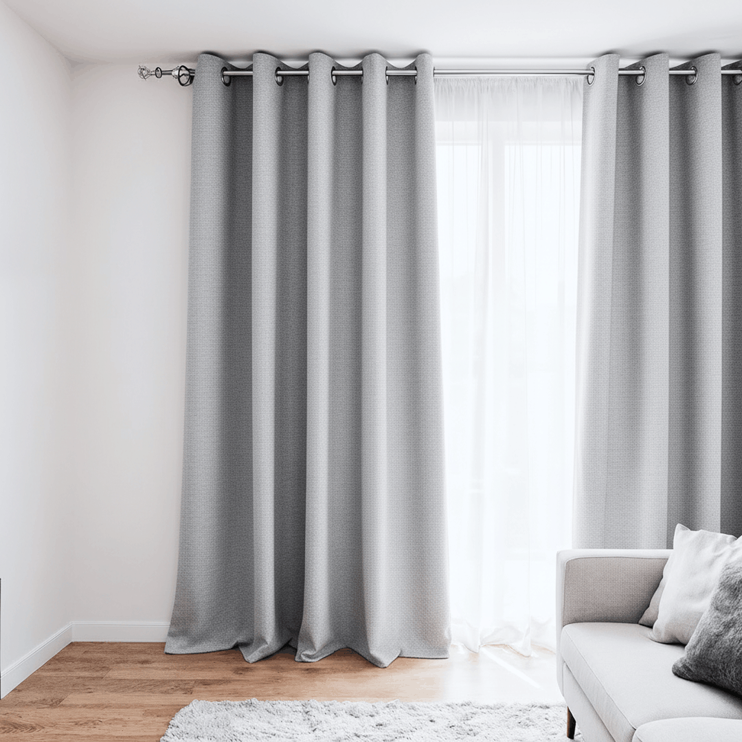 Rideau gris clair installé dans un intérieur