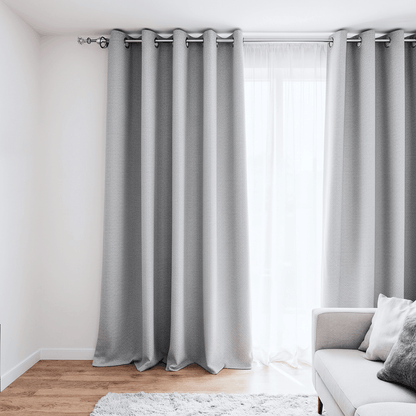 Rideau gris clair installé dans un intérieur