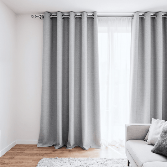 Rideau gris clair installé dans un intérieur