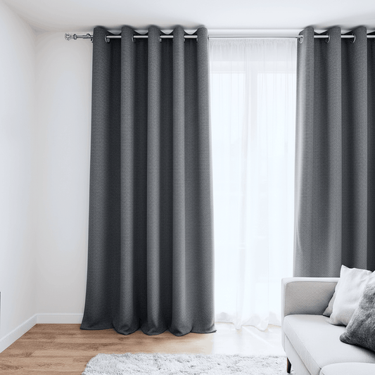 Rideau gris foncé installé dans un intérieur