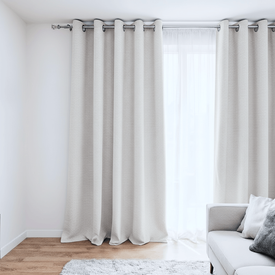 Rideau gris perle installé dans un intérieur