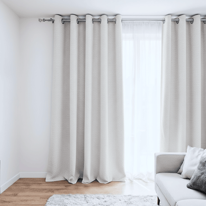 Rideau gris perle installé dans un intérieur