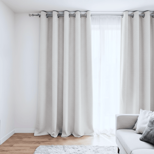 Rideau gris perle installé dans un intérieur