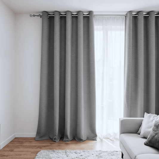 Rideau gris installé dans un intérieur