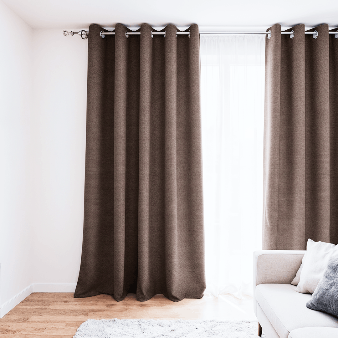 Rideau marron installé dans un intérieur