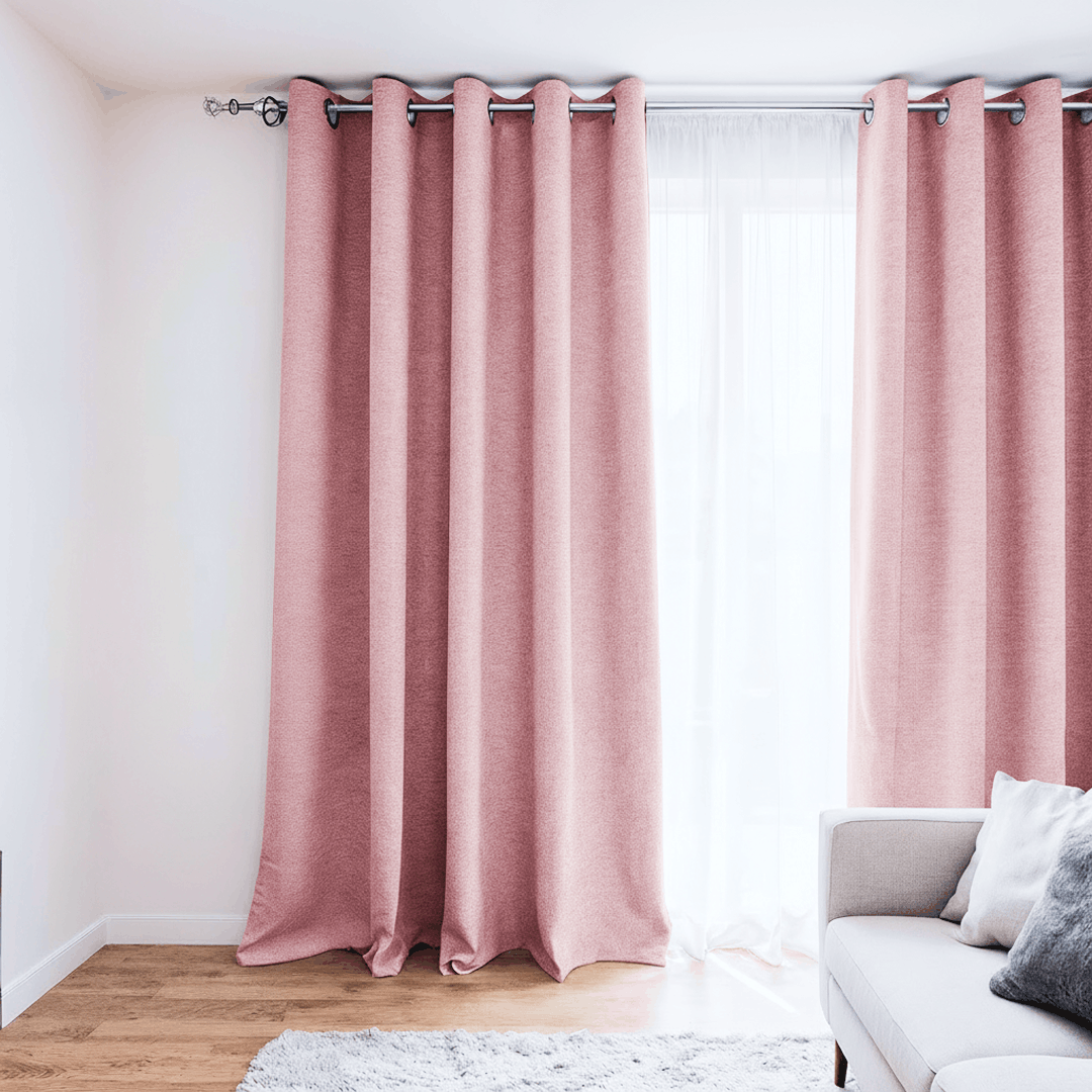 Rideau rose installé dans un intérieur