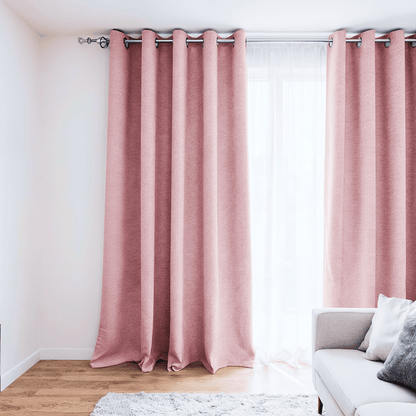 Rideau rose installé dans un intérieur