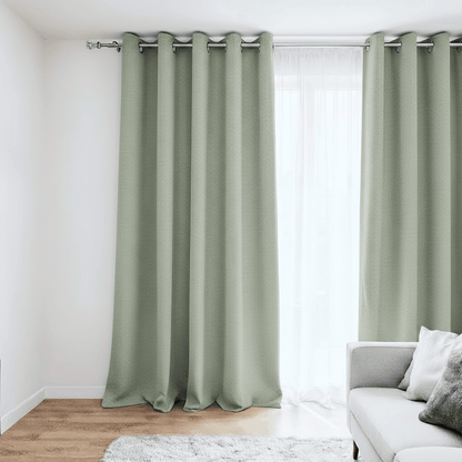 Rideau vert installé dans un intérieur