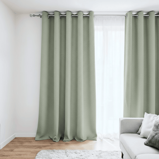 Rideau vert installé dans un intérieur